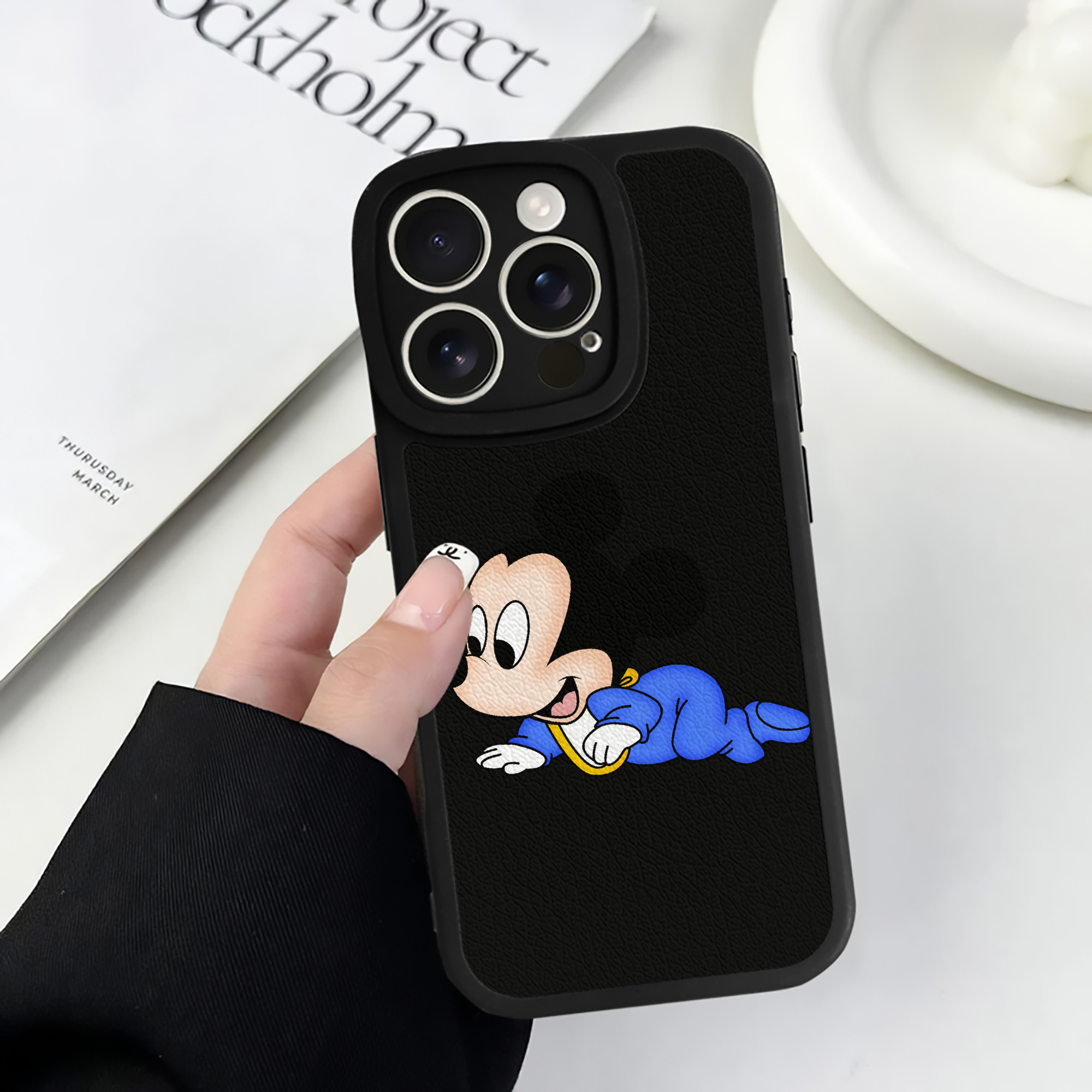 （画像用） ミッキーマウス Mickey Mouse 【iPhone 16シリーズ対応】シリコンスマホケース（レザー調） 材質：シリコン